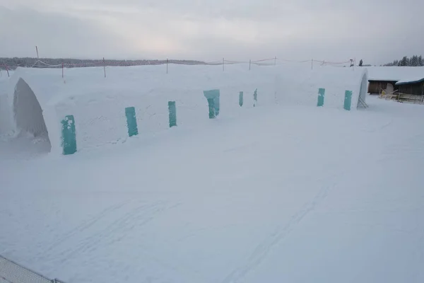Piękny Śnieżny Krajobraz Domami Chłodny Zimowy Dzień — Zdjęcie stockowe