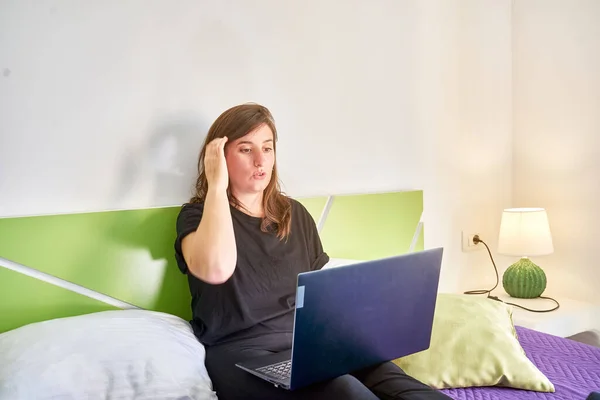 Close Mulher Com Laptop Deitado Cama Conversando — Fotografia de Stock