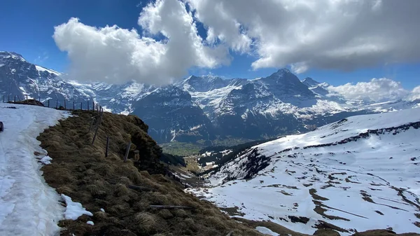 Uma Bela Vista Montanhas Todas Cobertas Neve Suíça — Fotografia de Stock