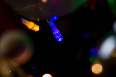 Yılbaşı ağacındaki ışıkların yakın plan çekimi.