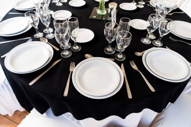 Restoranda bir düğün masası.