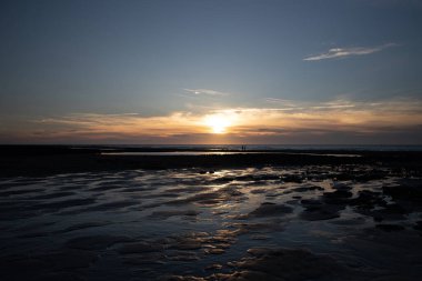 Tayvan 'daki Caota kumsal plajında gün batımının güzel bir görüntüsü.