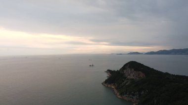 Bulutlu bir günde sahilden huzurlu bir deniz manzarası