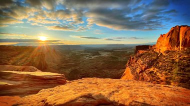 Gün batımında güzel dağların havadan görünüşü