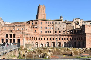 Roma, İtalya 'da güneşli bir günde Trajan' s Market 'in harabelerinin güzel bir manzarası