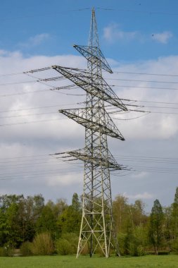 Güç kaynağı için yüksek voltaj pilonunun dikey görüntüsü