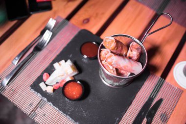 Çıtır Briouats 'lar masada metalik bir kase üzerinde