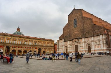 Piazza Maggiore Meydanı ve Bologna, İtalya 'daki San Petronio Bazilikası için güzel bir manzara.