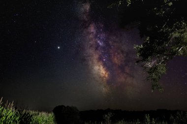 Yıldızlı gökyüzünde Samanyolu 'nun güzel bir manzarası