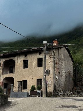 Bulutlu bir günde antik bir binanın dikey görüntüsü.