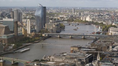 Thames nehri ile Londra şehir manzarası. Birleşik Krallık.