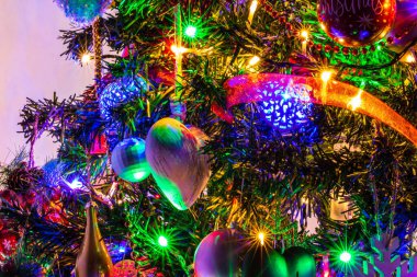 Noel ağacının ışıklarıyla süslenmiş Noel süslemeleri.
