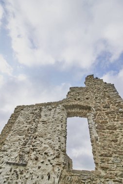 Almanya 'nın Monreal Eifel kentindeki Lowenburg Kalesi' nin alçak açılı görüntüsü mavi bulutlu gökyüzü