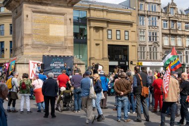 İnsanlar bir Mayıs yürüyüşüne katılıyor, işçi hakları, eşitlik, NHS için kampanya yapıyor ve barış umutlarını paylaşıyor.