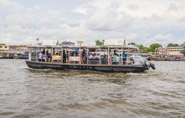 Bangkok Tayland ve Güneydoğu Asya 'daki Chaophraya Nehri' nde bir feribot.
