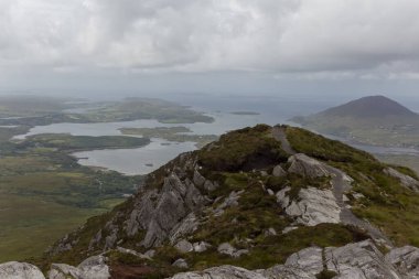 Bulutların altında vahşi bir İrlanda sahilinin büyüleyici bir görüntüsü.