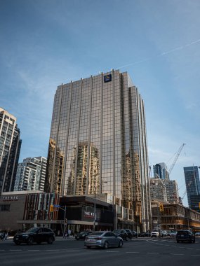 Kuzey York, Kanada 'da Yonge caddesinde jöleli bir binanın güzel dikey görüntüsü.