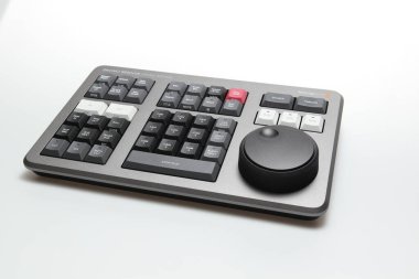 Beyaz arkaplanı izole ederek video düzenleme ve renk derecelendirme için Blackmagic tasarımının hız düzenleyicisini çözümle.