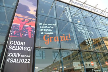 Uluslararası Kitap Fuarı logosu İtalya 'nın Torino kentinde düzenlenecek olan etkinliğin yapılacağı yerin önünde sergilendi.