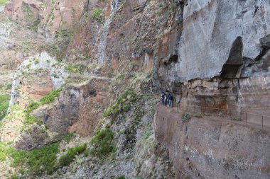 Yürüyüşçüler, Madeira 'nın engebeli dağ manzarasından Pico Ruivo' ya doğru yürüyorlar.