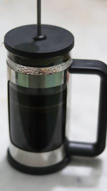 French Press Coffee Maker - Beyaz Arkaplanda izole edilmiş kahve çekirdekli Glass French Coffee Press. Paslanmaz Çelik Kahve Makinesi