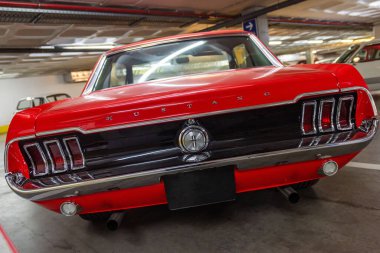 Kırmızı araba üreticisi Ford Mustang sunar (1964-1973)