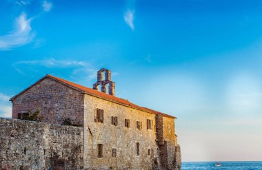 Mavi gökyüzü arkaplanı olan eski bir binaya yakın çekim.