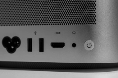 Düşük tuşlu düğme simgesi ve portlar üzerinde modern yeni masaüstü bilgisayar sisteminin natürmortu