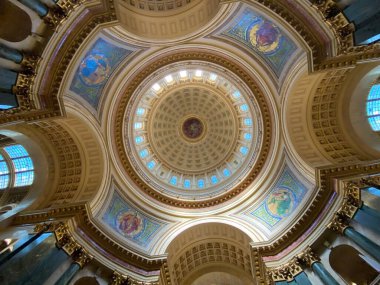 Modern bir binanın tavanındaki detayların düşük açısı.