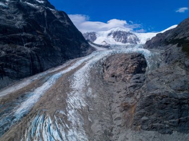 Kayalık karla kaplı dağların güzel manzarası