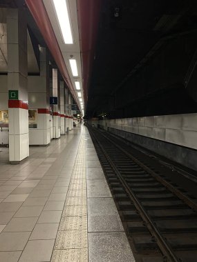 Boş bir metro istasyonunun dikey görüntüsü.