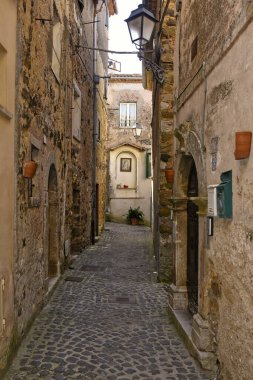 İtalya 'nın Lazio bölgesinde bir köy olan Giuliano di Roma' nın eski evleri arasında dar bir sokak