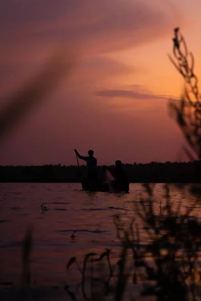 夕暮れ時の奥水の魚釣りと乗客釣り — ストック写真