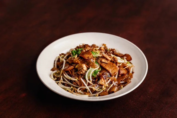 Closeup Shot Stir Fried Fried Kwetiau Food White Plate Wooden — Foto de Stock