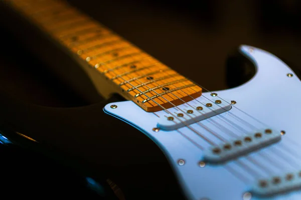 エレキギターの弦についての詳細のクローズアップショット — ストック写真