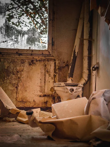 Un viejo baño roto en una habitación deteriorada en un hotel de un ...