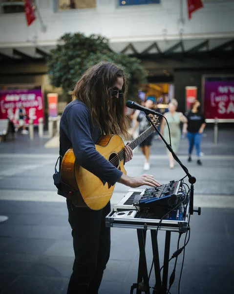 Gitar Çalan Sokaklarda Şarkı Söyleyen Bir Sokak Müzisyeni — Stok fotoğraf