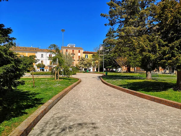 イタリアのカンポバッソ市の緑の公園内のパスと広場の美しい景色 — ストック写真