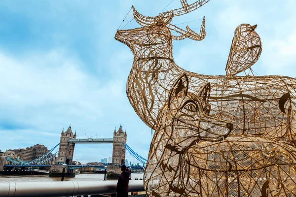 英国伦敦的一座标志性的塔桥上 一只狐狸 一只雄鹿和一只知更鸟站在前头 这是一个喜庆的景象 — 图库照片