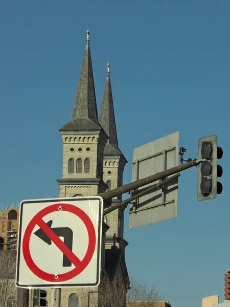 Não Esquerda Virar Sinalização Rua Sinal Rua Luz Igreja — Fotografia de Stock