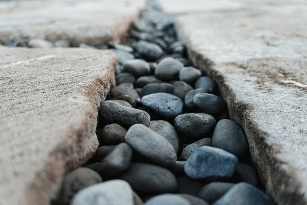 Стопка Камней Между Бетонными Тротуарами — стоковое фото