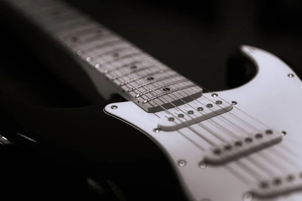 Karanlıkta Beyaz Elektro Gitarın Yakın Çekimi — Stok fotoğraf