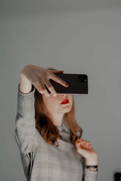 Primer Plano Una Chica Una Ropa Moda Posando Contra Una — Foto de Stock