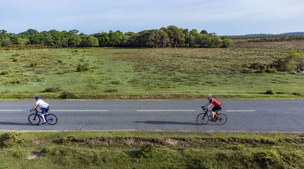 Fietsers Rijden Langs Een Open Landweg Met Bomen Achtergrond — Stockfoto