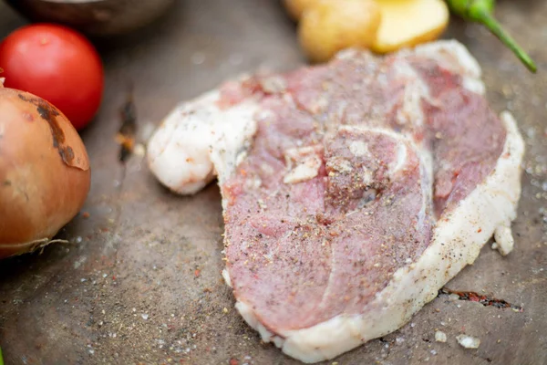 Primo Piano Una Bistecca Condita Con Verdure Preparare Delizioso Piatto — Foto Stock