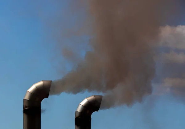 Schoorstenen Met Zwarte Rook Een Blauwe Lucht Achtergrond Giftig Vervuiling — Stockfoto