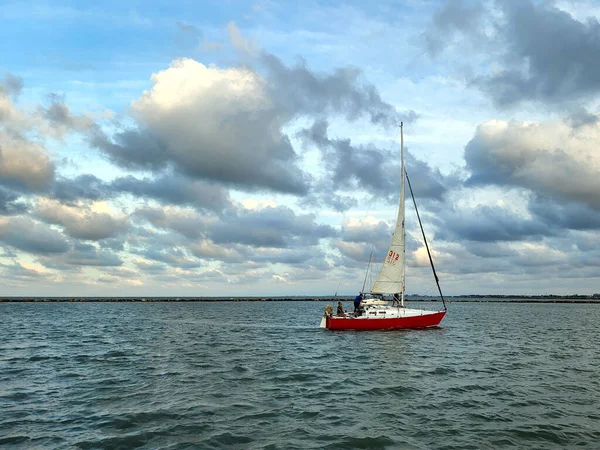 Яхта Заливе Корпус Кристи Против Облачного Неба — стоковое фото