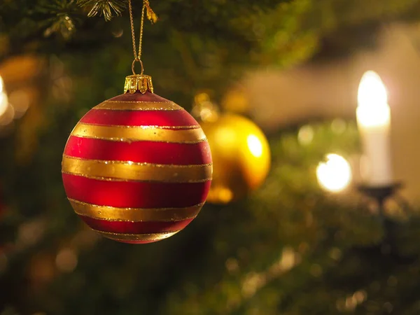 Close Ornamento Vermelho Dourado Pendurado Uma Árvore Natal Com Luzes — Fotografia de Stock