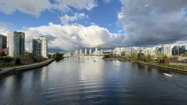 Flygfoto Över Vacker Flod Nära Moderna Byggnader Vancouver Kanada — Stockfoto