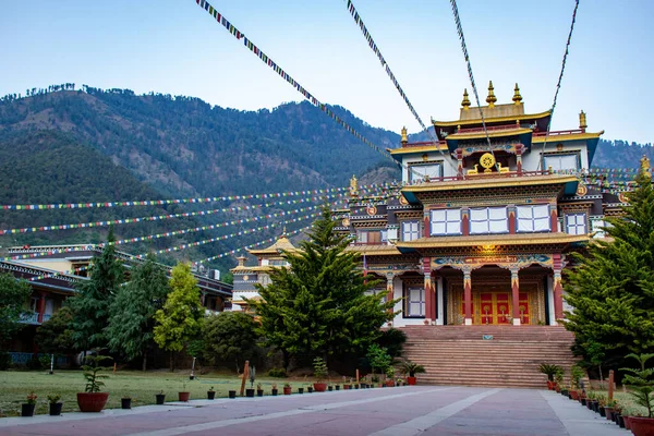 山に囲まれ 上には旗が掲げられた仏教寺院の美しい外観 — ストック写真